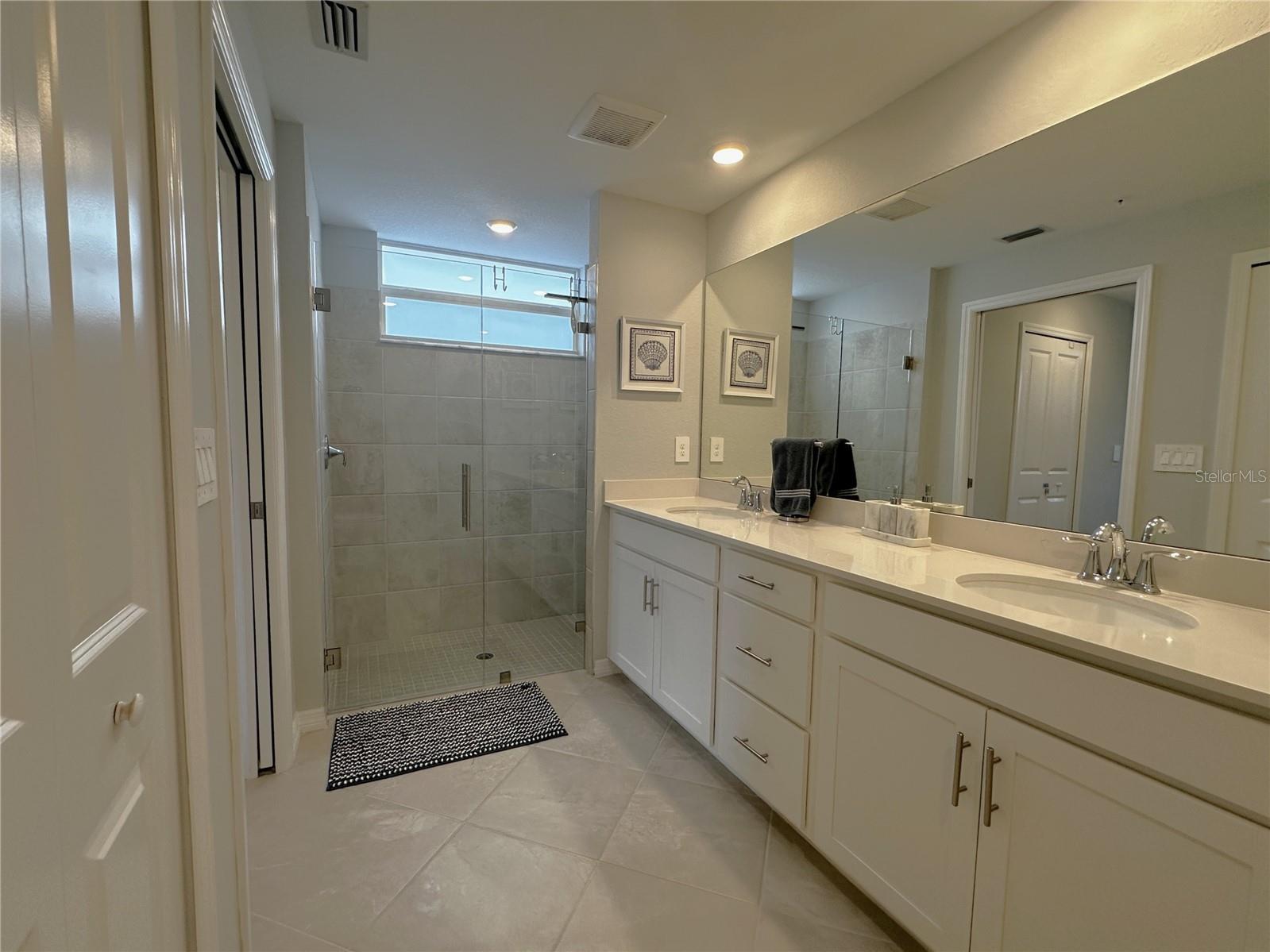 14221 Heritage Landing Blvd #2018 Property Photo 16