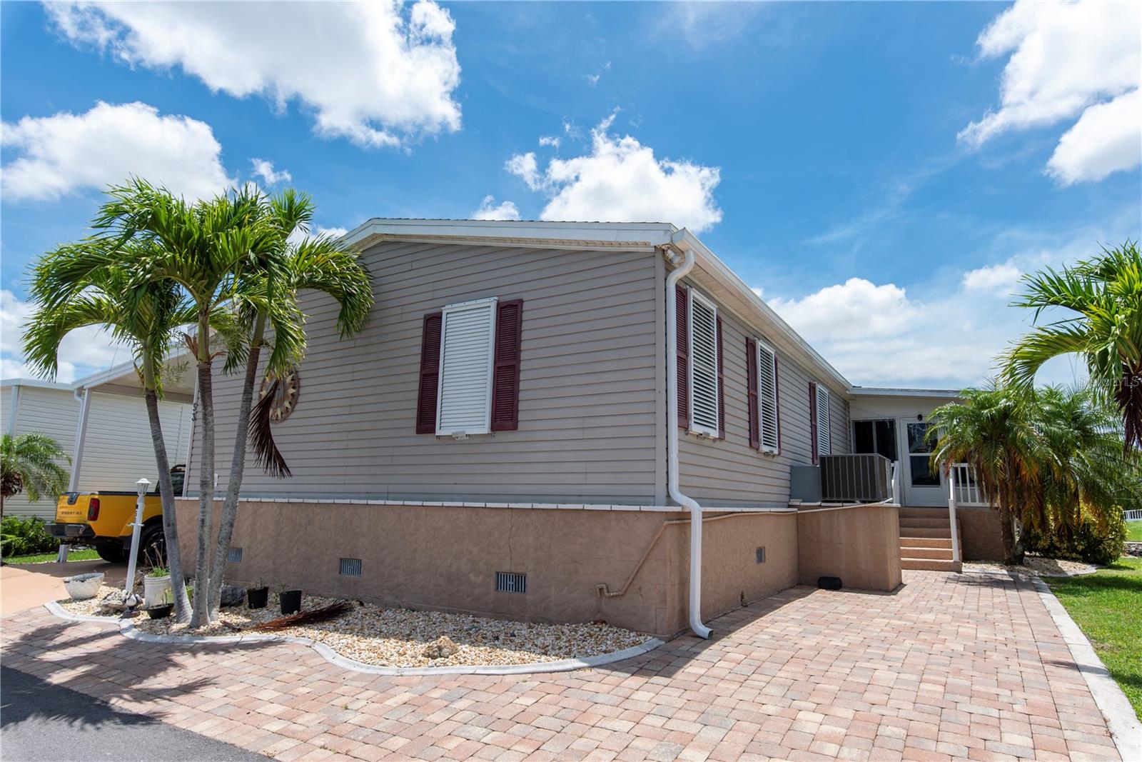 53 Rotterdam Dr Property Photo 2