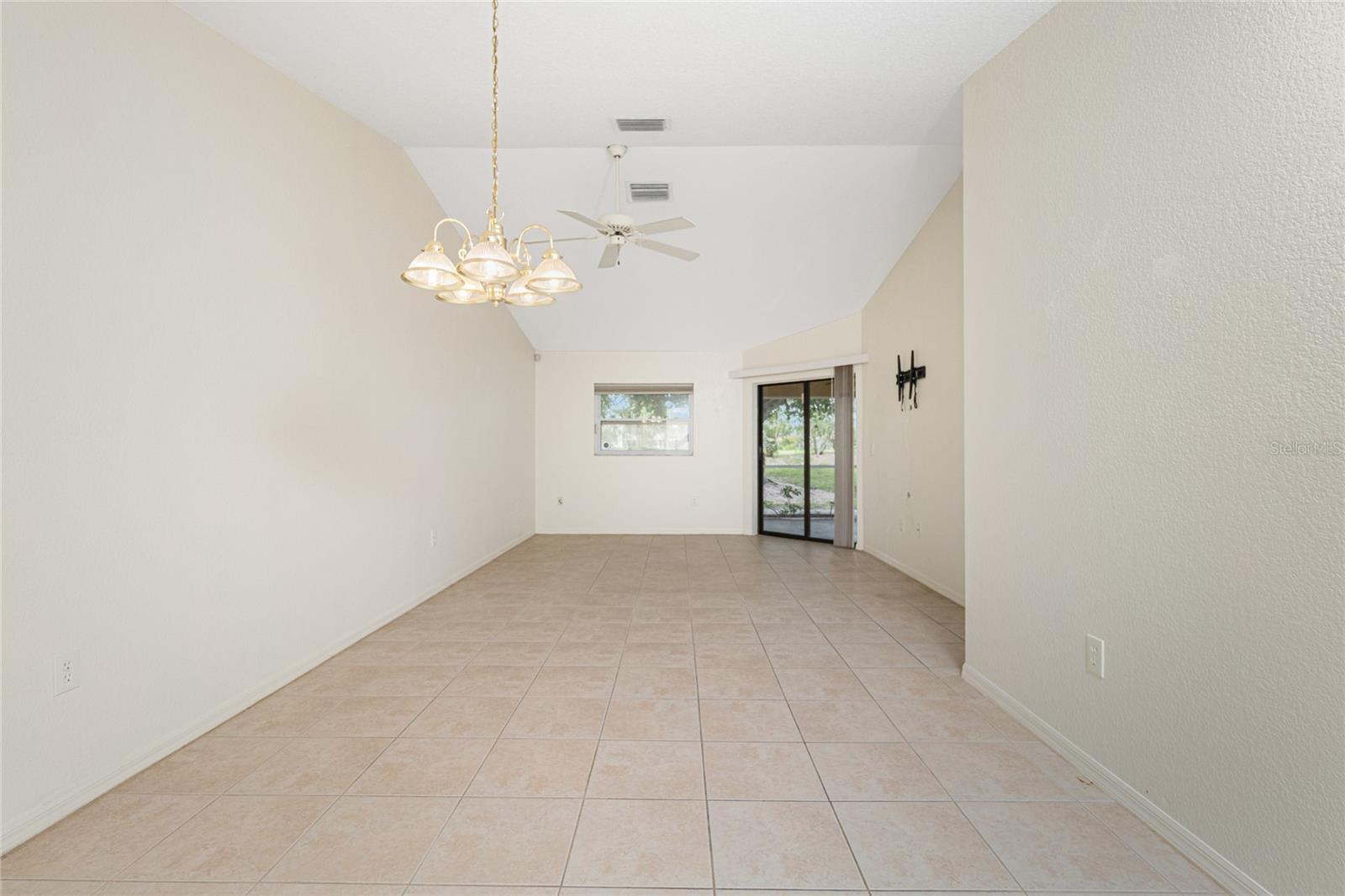 1203 Saxony Cir Property Photo 9