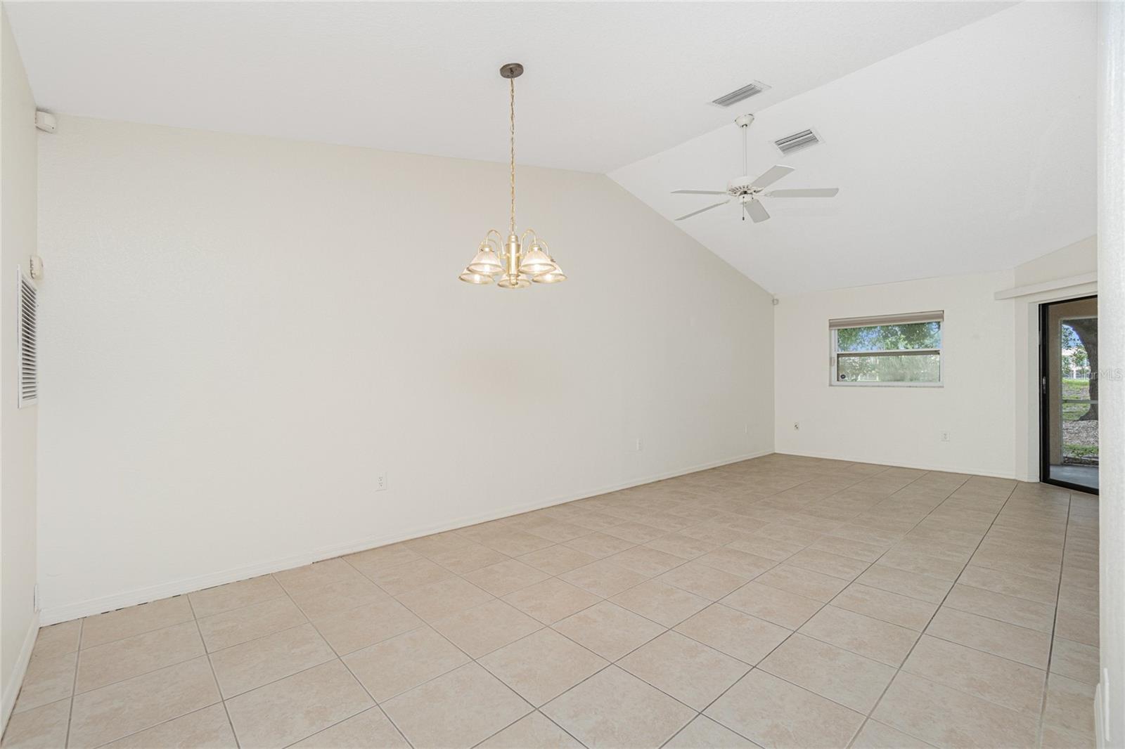1203 Saxony Cir Property Photo 10
