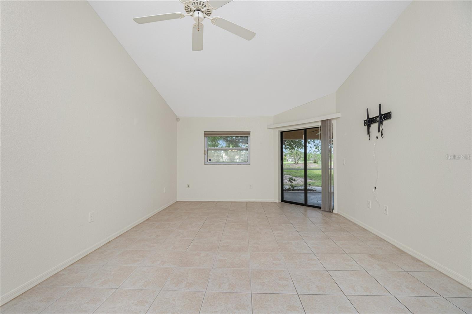 1203 Saxony Cir Property Photo 13