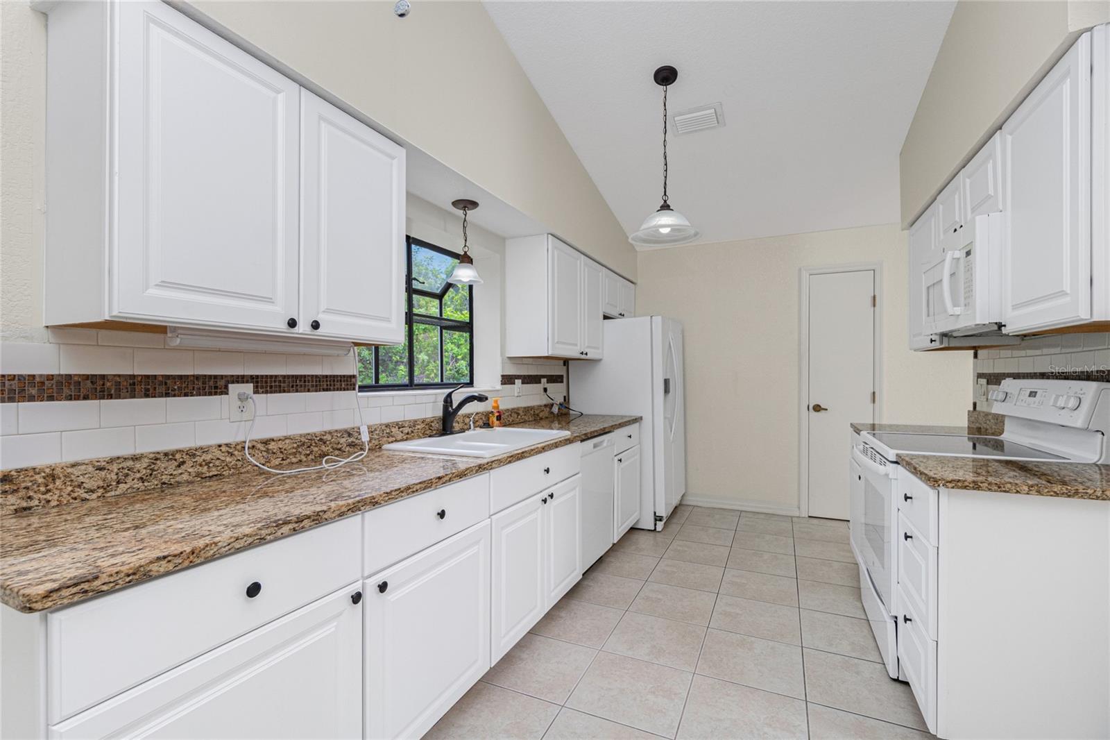 1203 Saxony Cir Property Photo 21