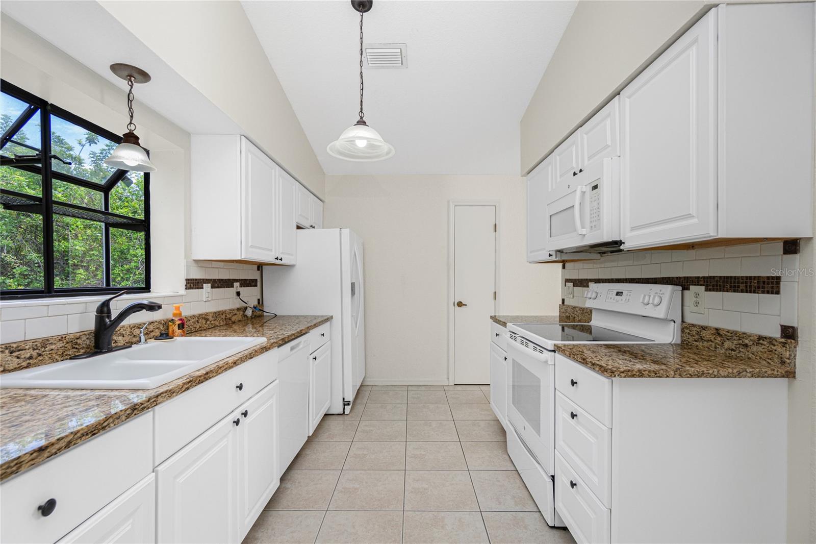 1203 Saxony Cir Property Photo 22