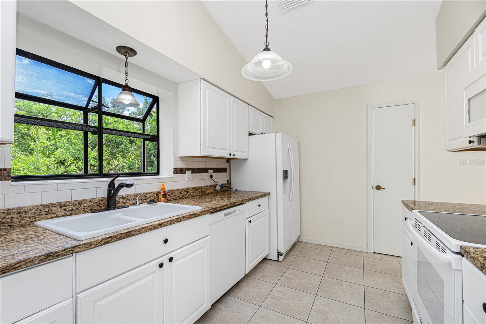 1203 Saxony Cir Property Photo 23