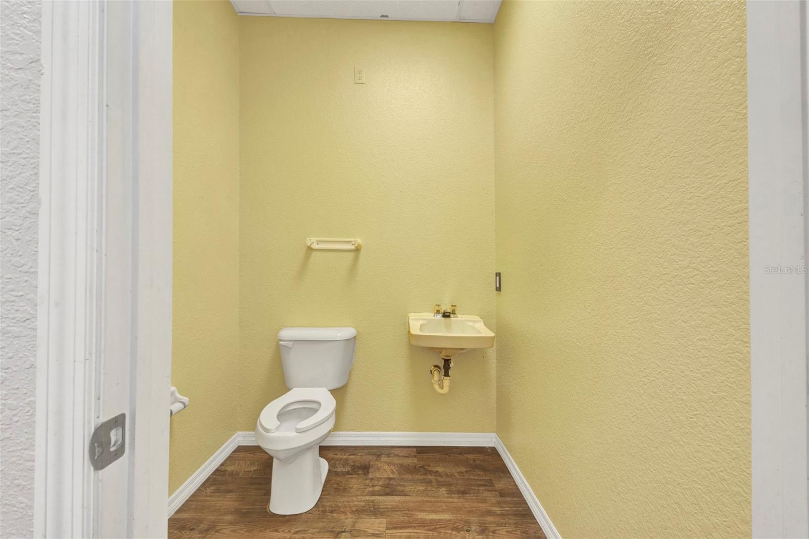 983 Tamiami Trl Property Photo 27