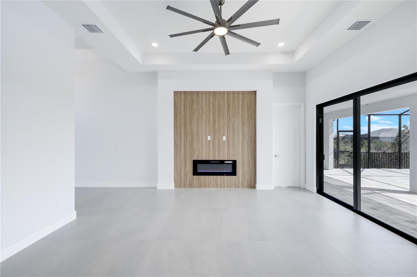 14431 Artesia Ave Property Photo 4