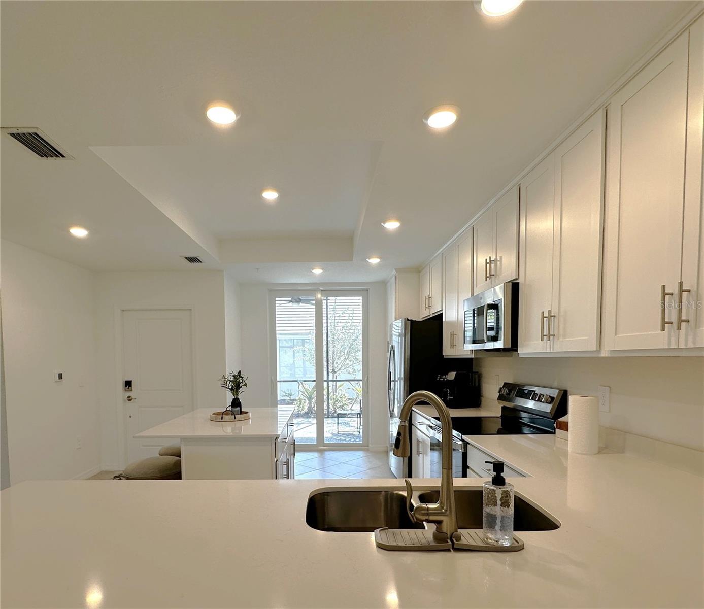 14221 Heritage Landing Blvd #2017 Property Photo 6