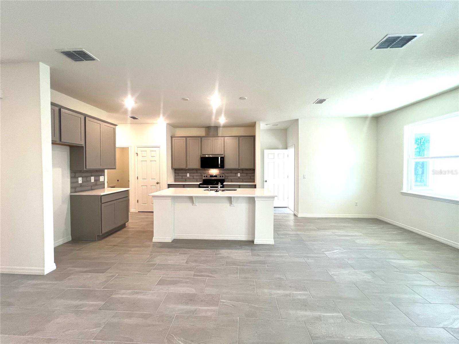 4 Lynbrook Dr Property Photo 3