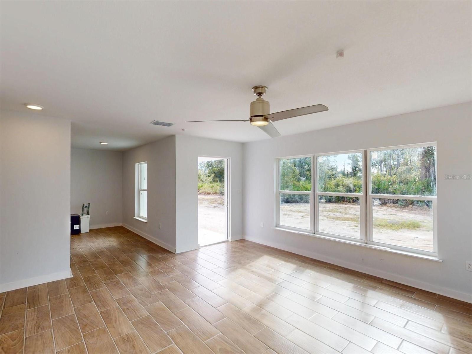 1215 Capricorn Blvd Property Photo 12