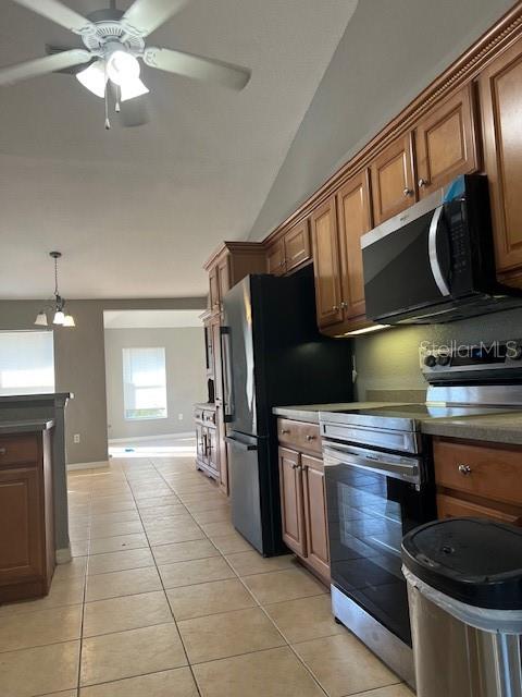 2447 Jarvis St Property Photo 5