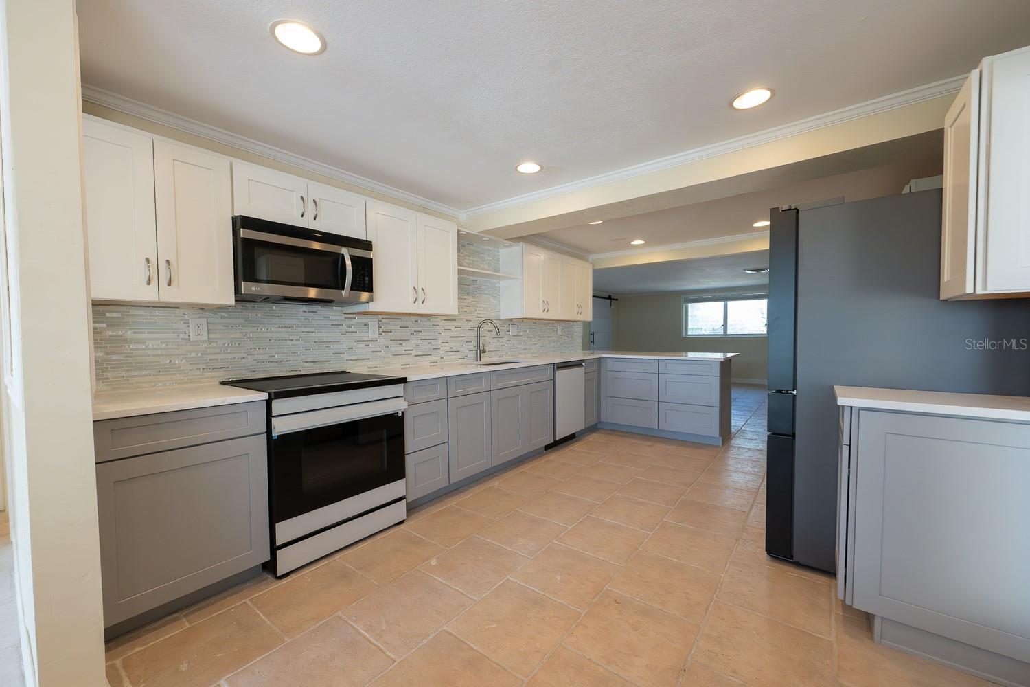 410 W Charlotte Ave Property Photo 6
