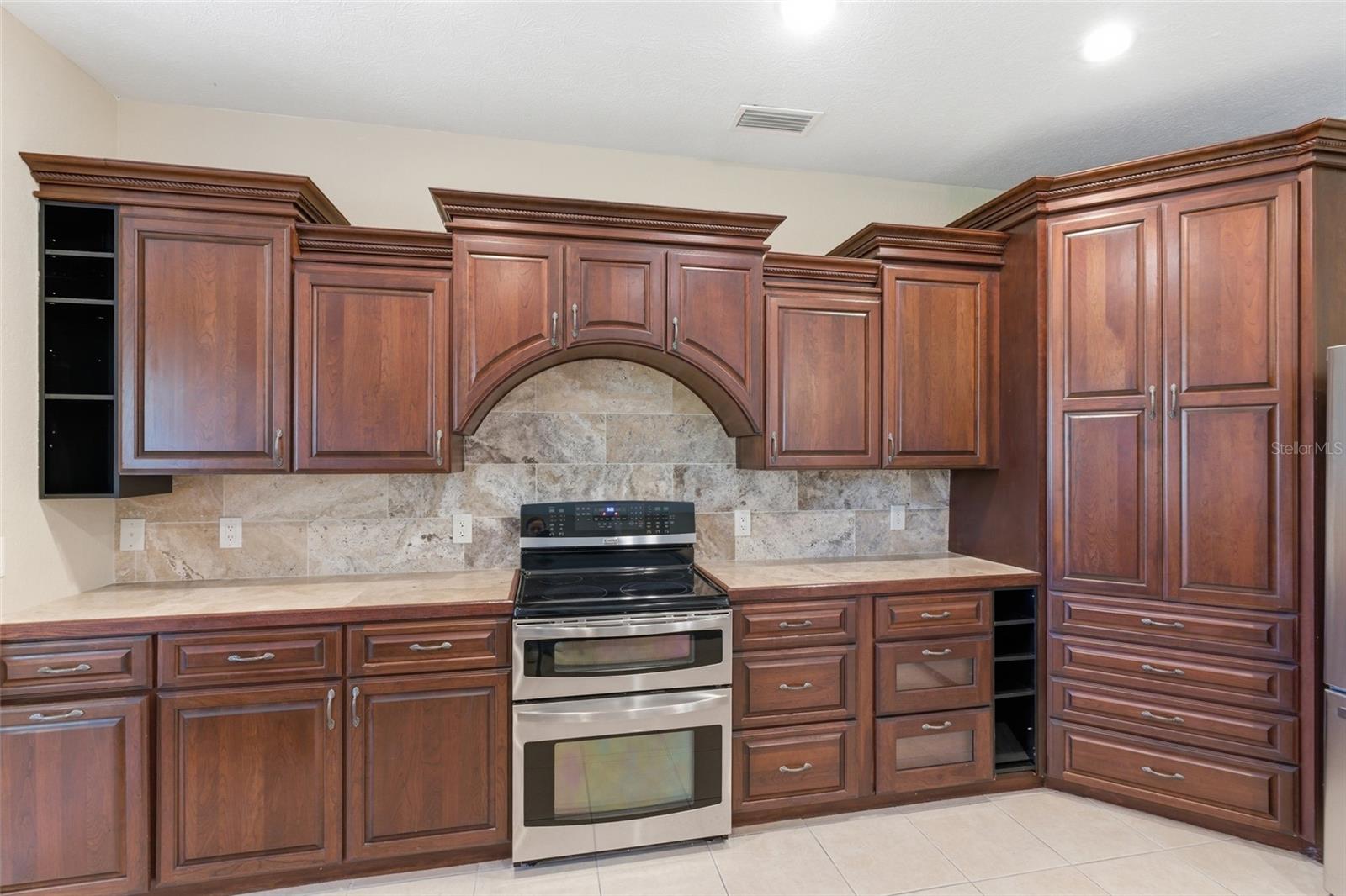 6 Transon Ln Property Photo 12