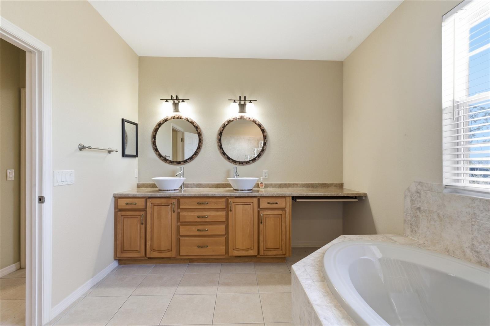 6 Transon Ln Property Photo 18