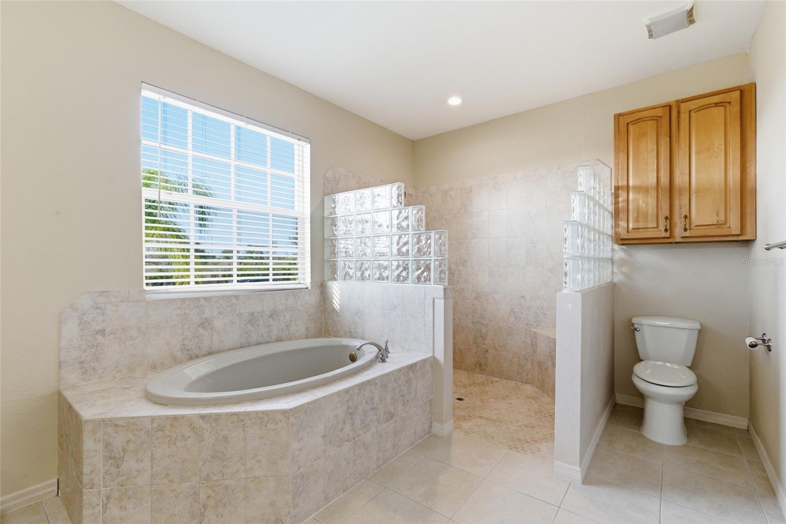 6 Transon Ln Property Photo 19