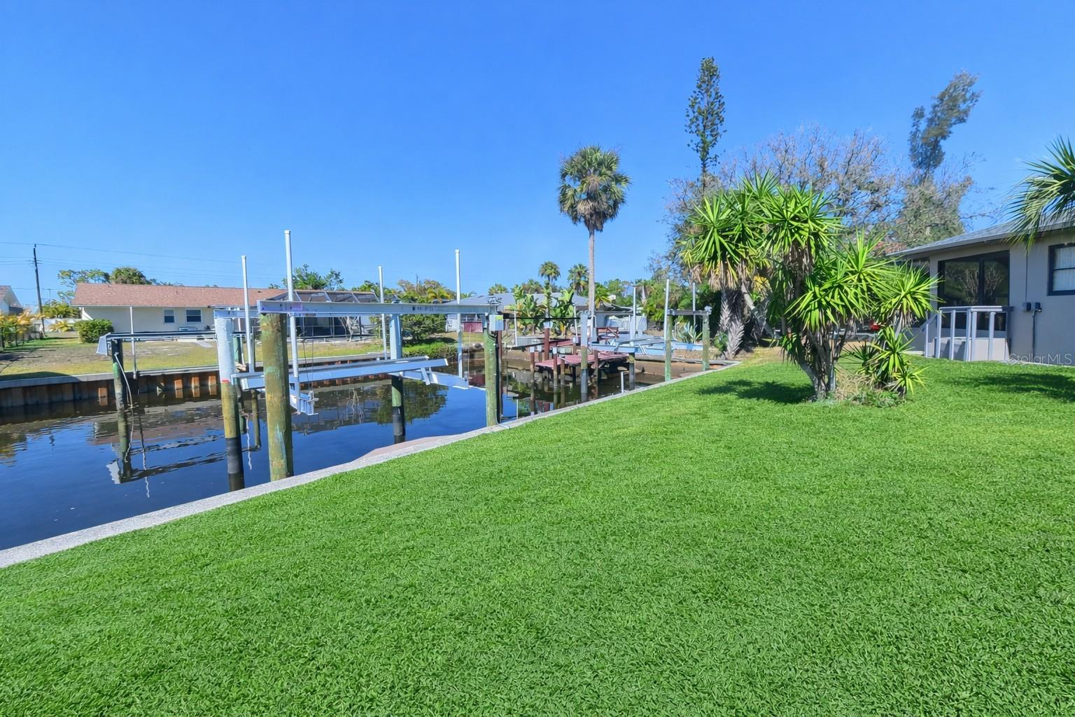 3211 Riverside Dr Property Photo 4
