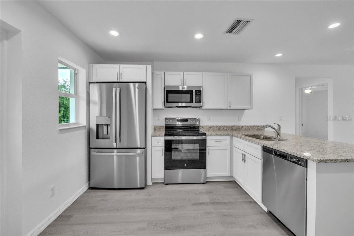 27122 Seeger Dr Property Photo 3