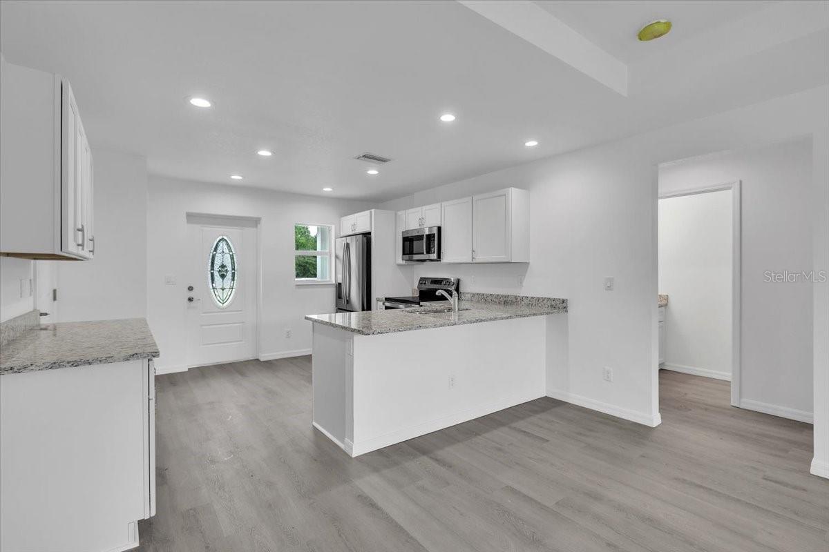 27122 Seeger Dr Property Photo 4