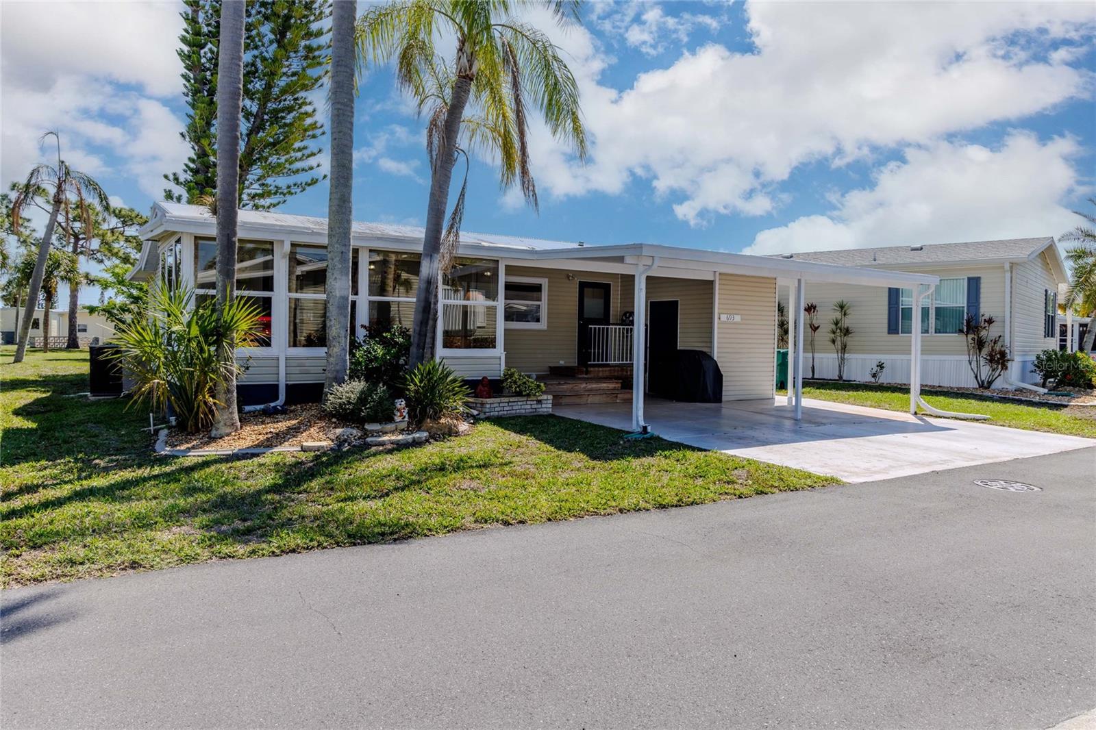 2100 KINGS HIGHWAY CRES #693 Property Photo 1