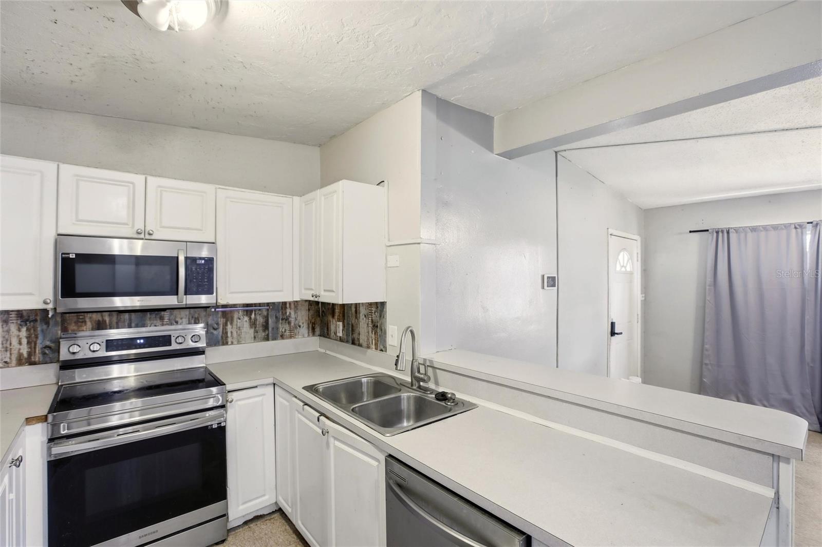 21585 Olean Blvd Property Photo 7