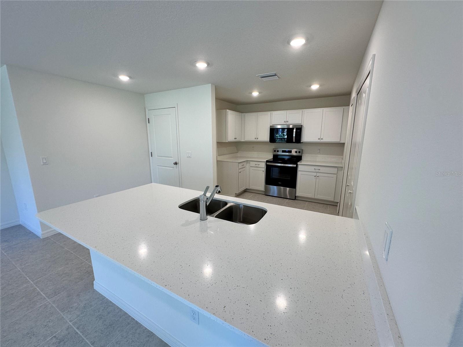 41 Round Tree Dr Property Photo 2