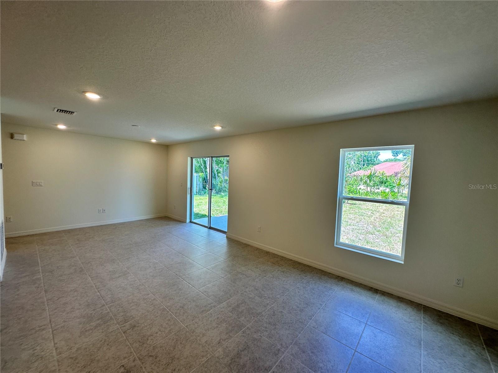41 Round Tree Dr Property Photo 3