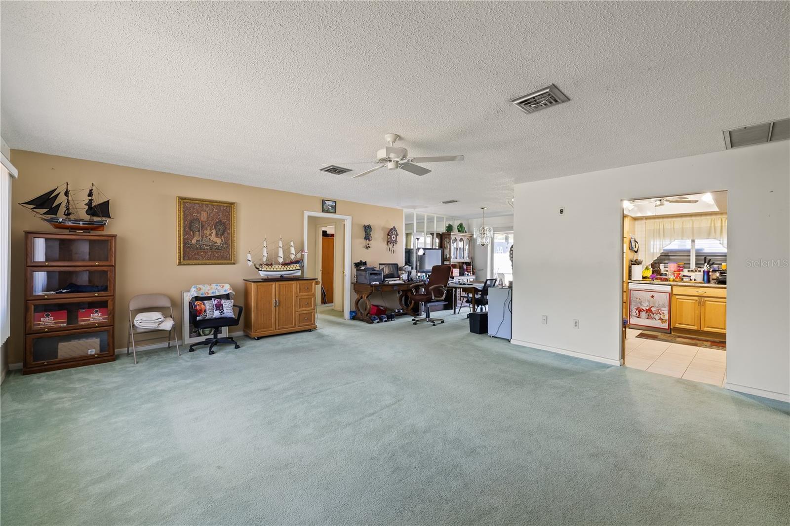 22158 Riverhead Ave Property Photo 4