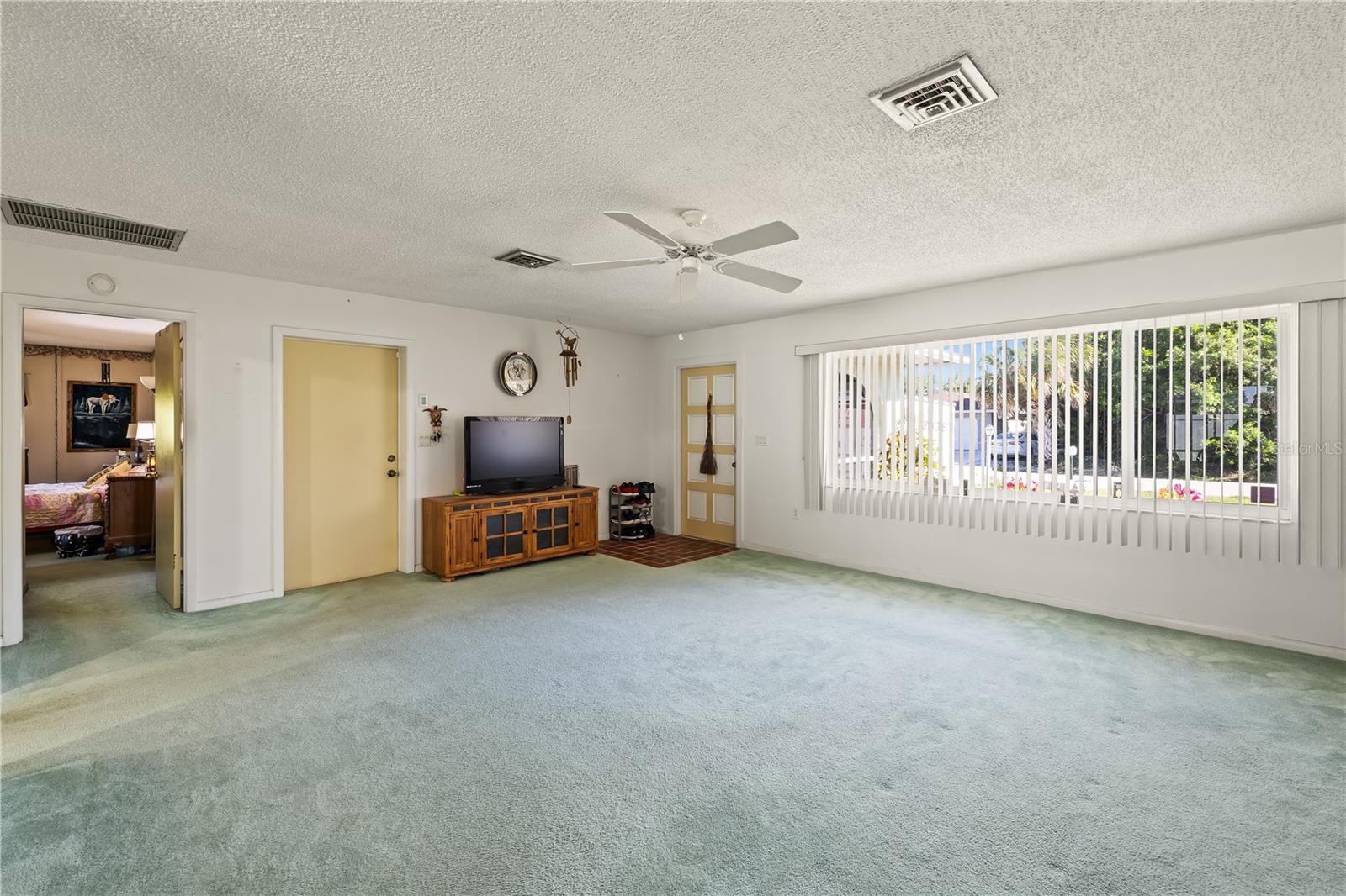 22158 Riverhead Ave Property Photo 5