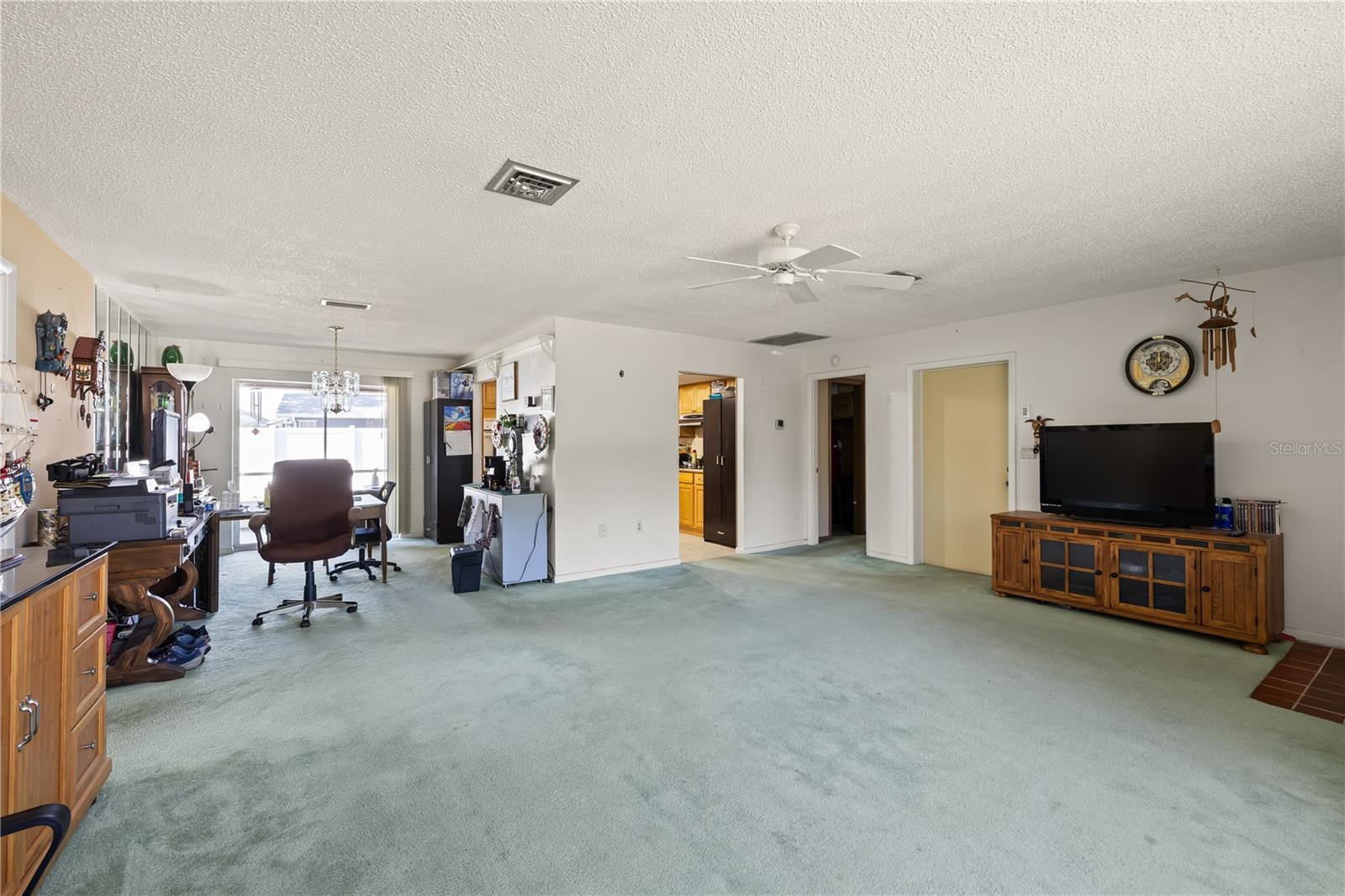 22158 Riverhead Ave Property Photo 6
