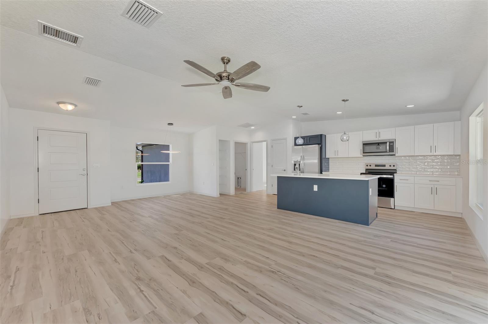 3383 Dryden St Property Photo 6