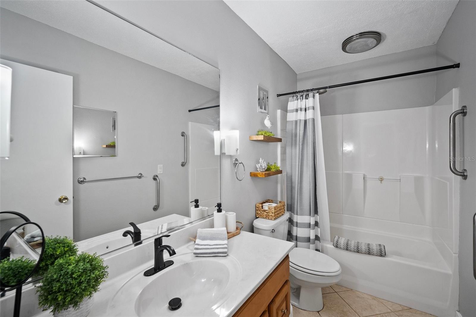 380 Base Ave E #202 Property Photo 12