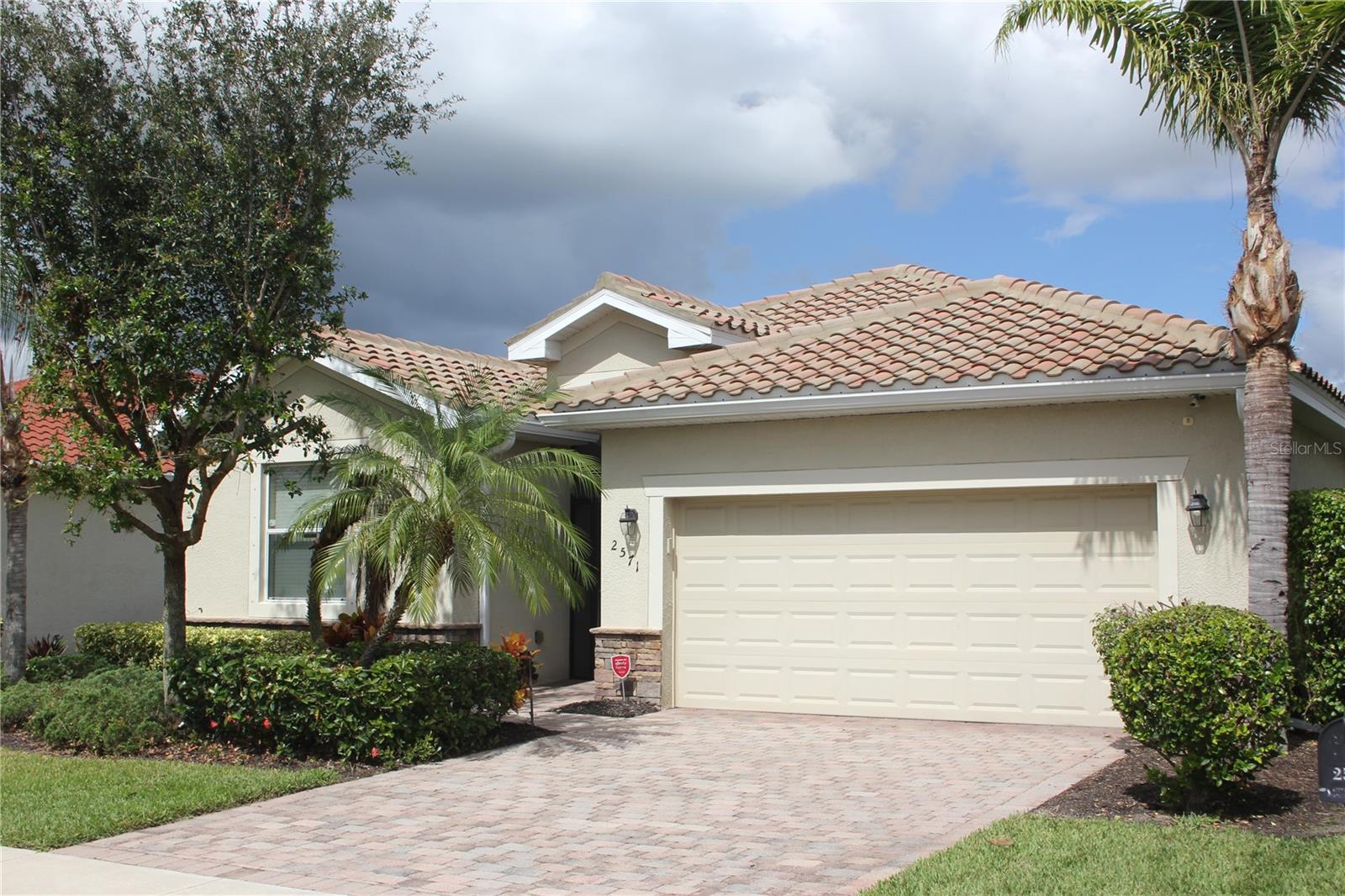 2571 LAURENTINA LN