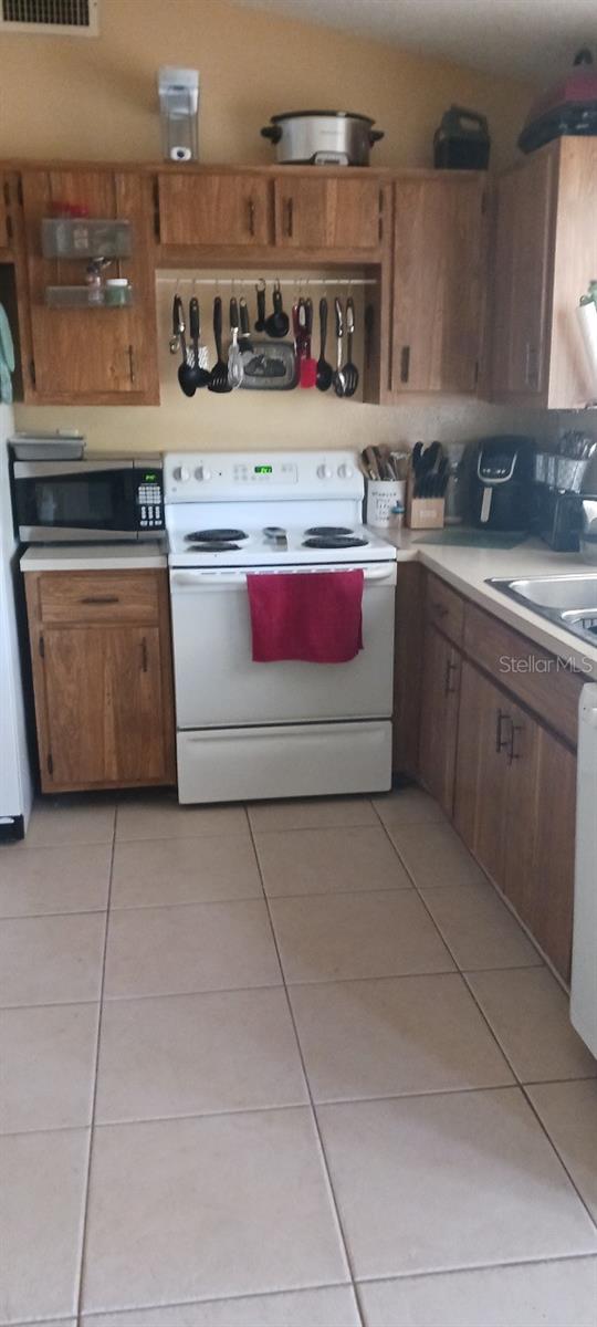807 Haleybury St Property Photo 5