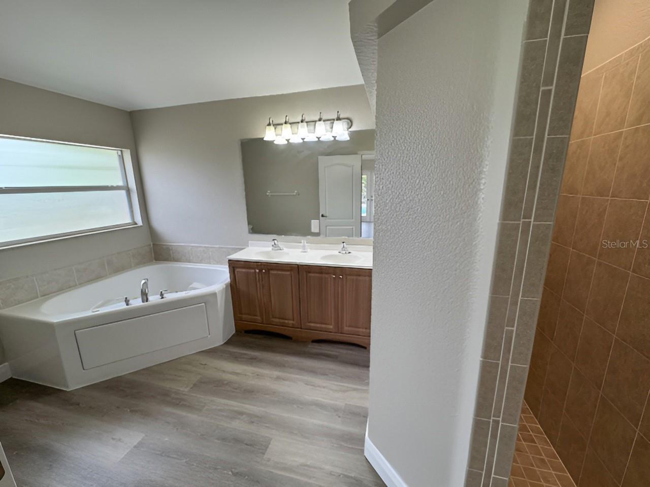 13982 Naylor Ave Property Photo 9
