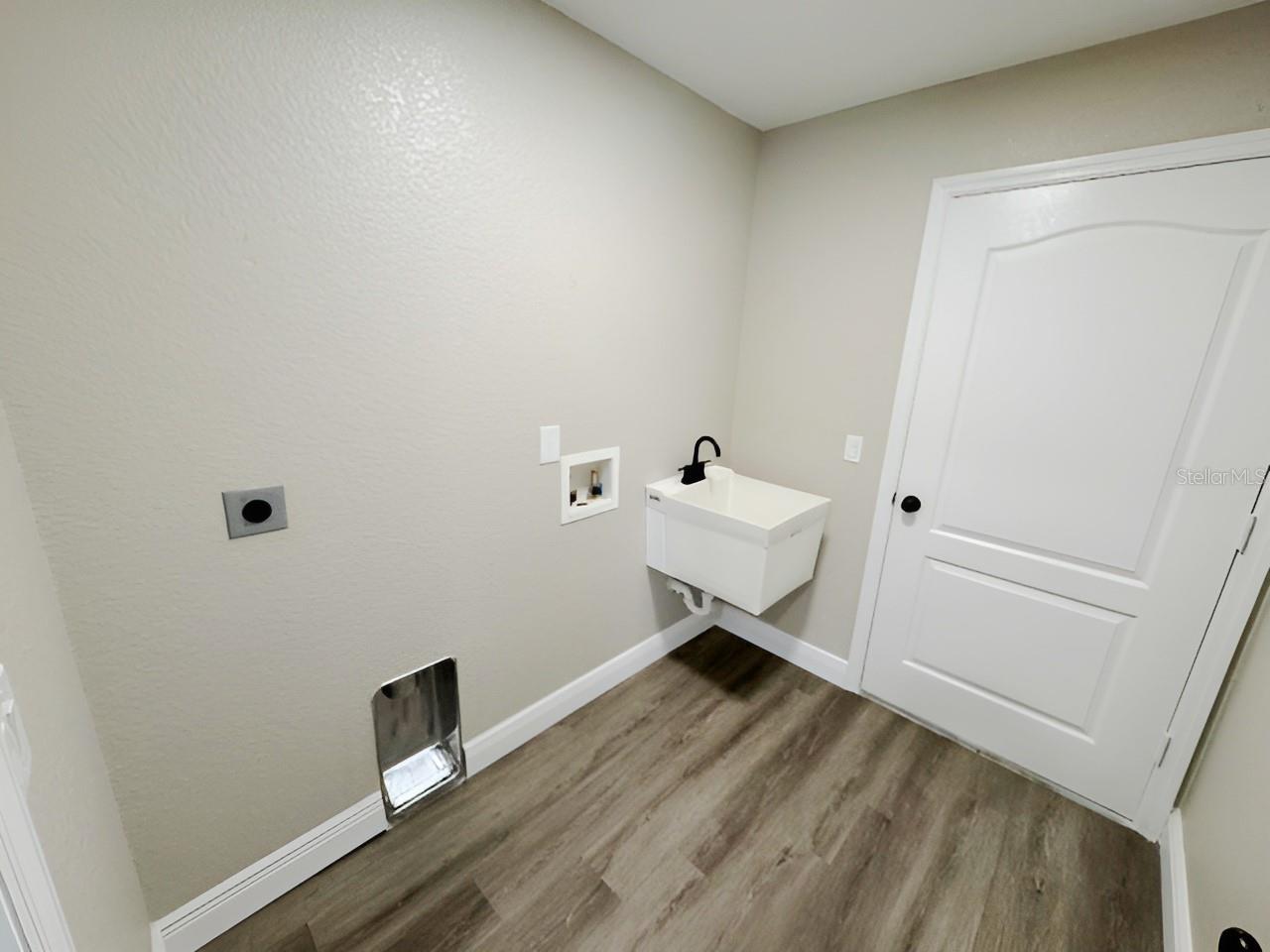 13982 Naylor Ave Property Photo 10