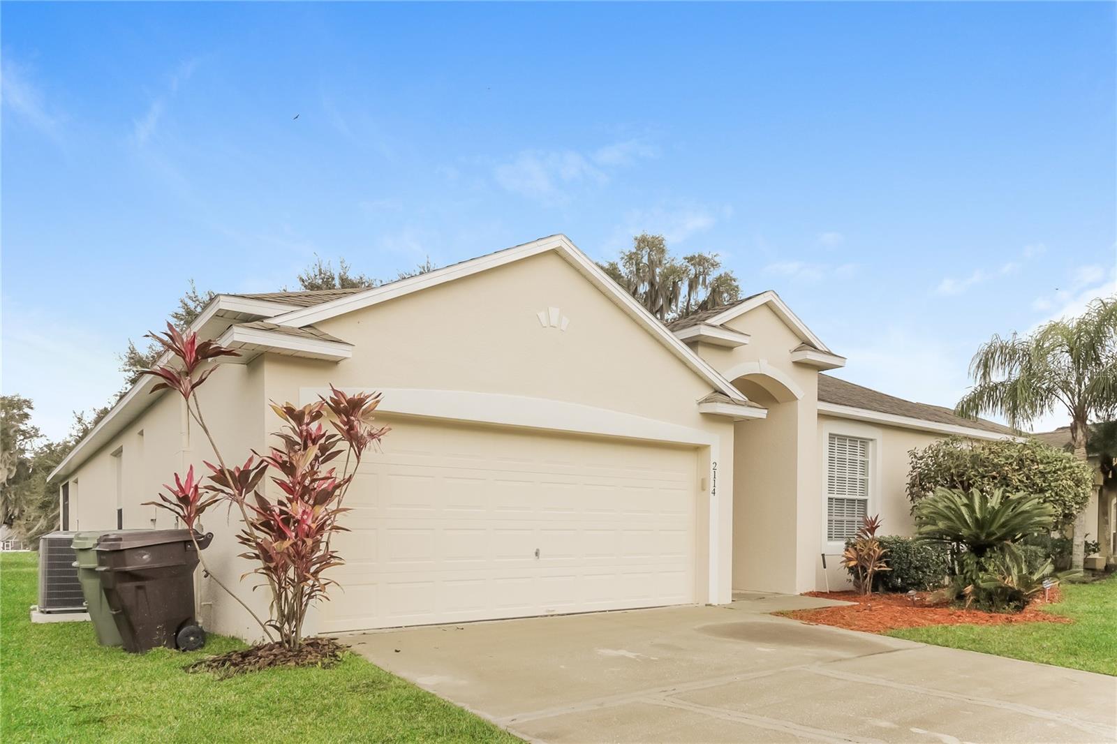 2114 The Oaks Blvd Property Photo 2