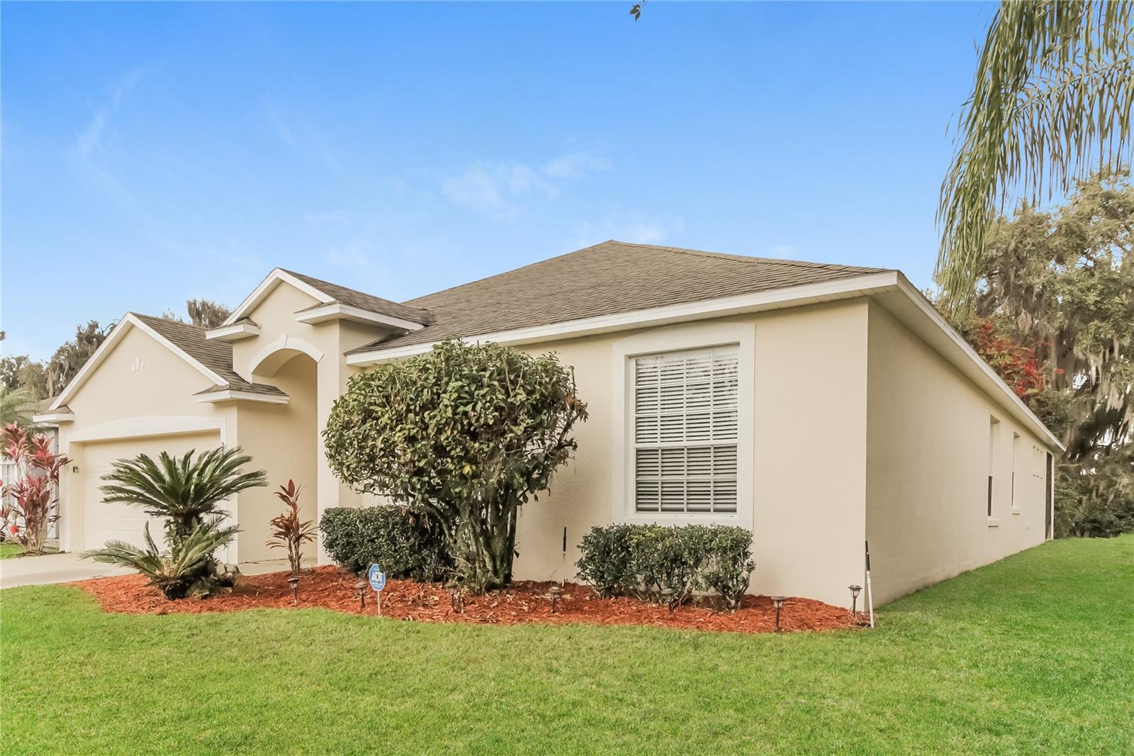 2114 The Oaks Blvd Property Photo 3