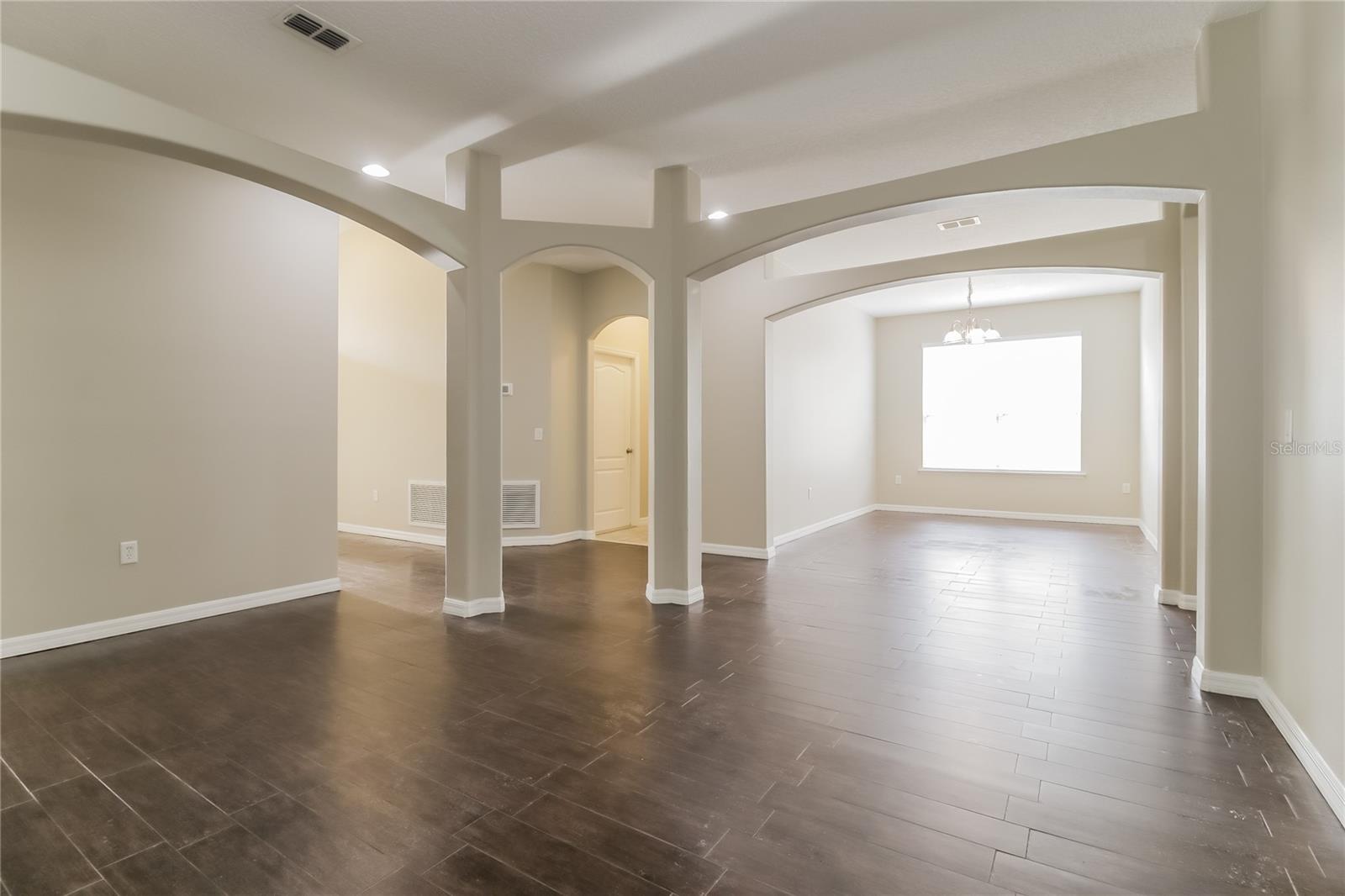 2114 The Oaks Blvd Property Photo 4