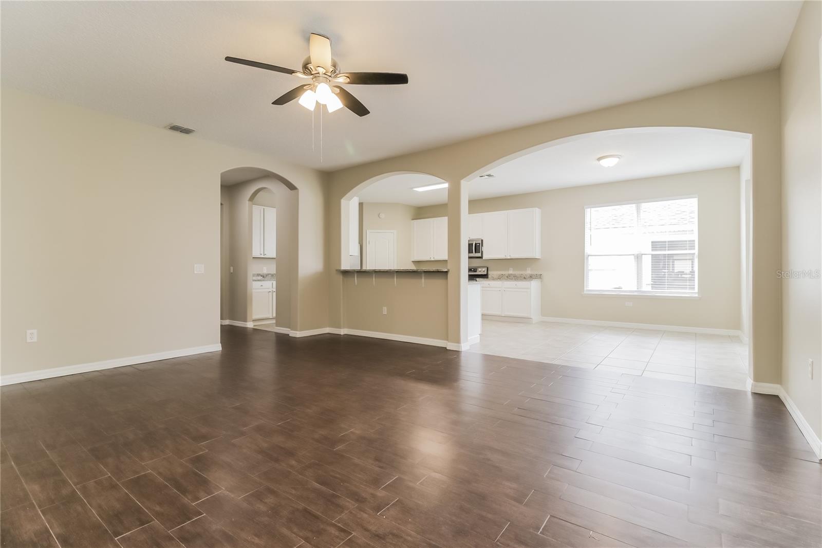 2114 The Oaks Blvd Property Photo 5