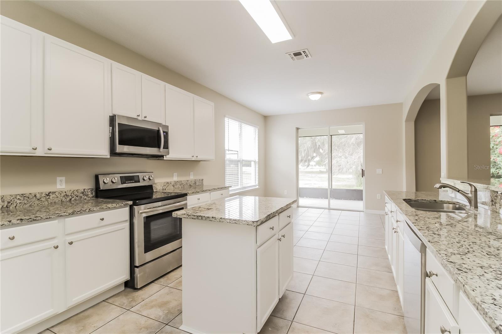 2114 The Oaks Blvd Property Photo 6