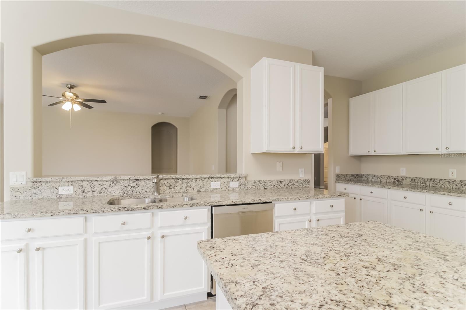2114 The Oaks Blvd Property Photo 7