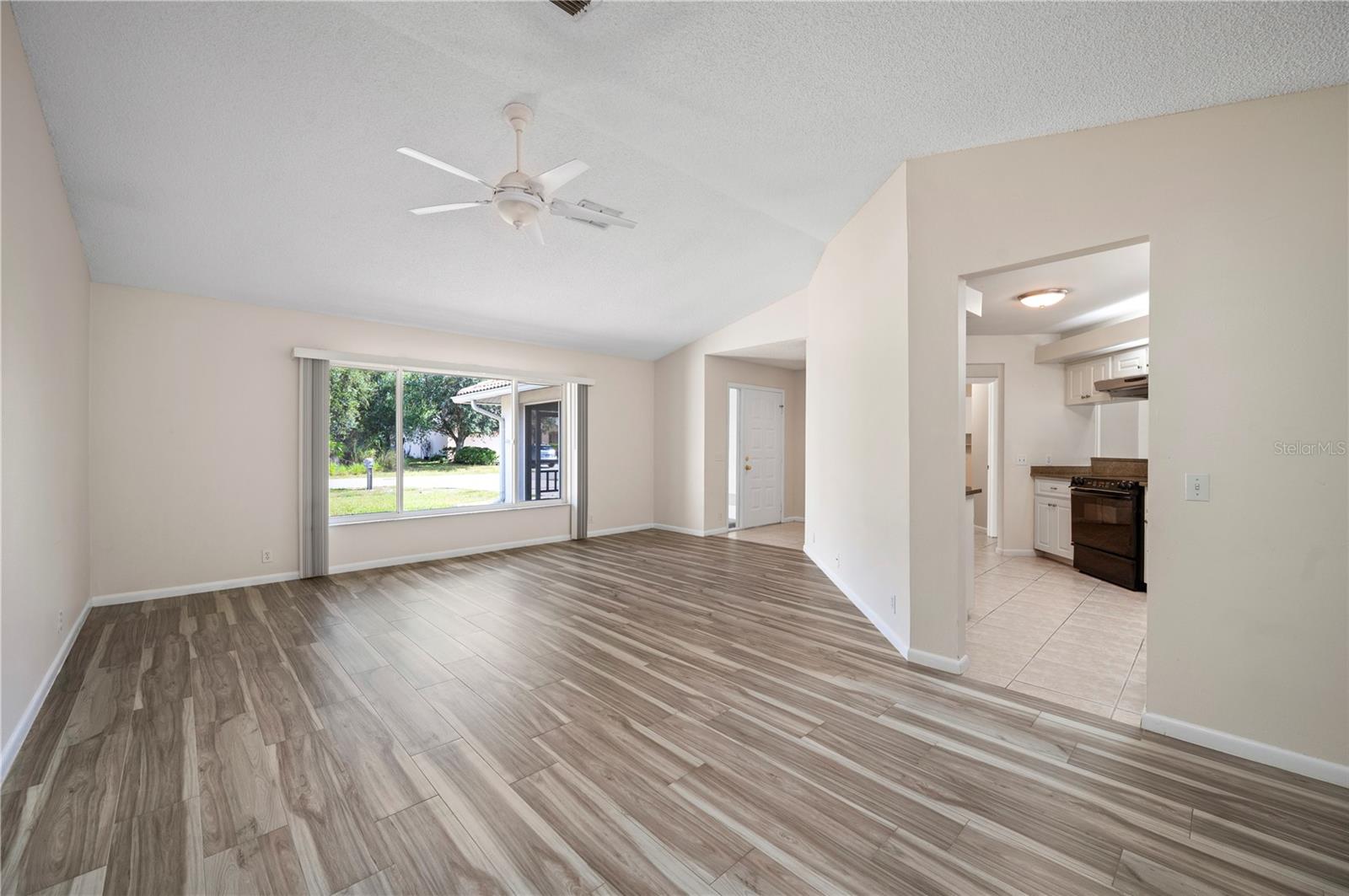 27055 Chile Dr Property Photo 5