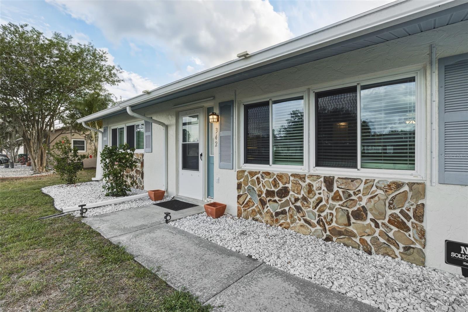 342 Aurora St Property Photo 4