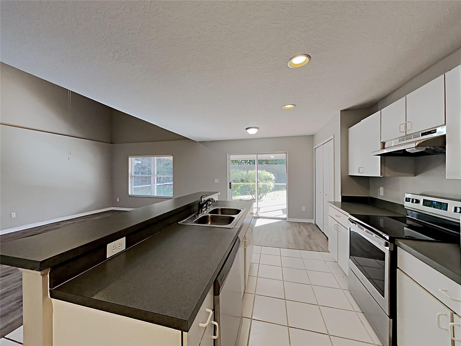2184 Heathwood Cir Property Photo 6