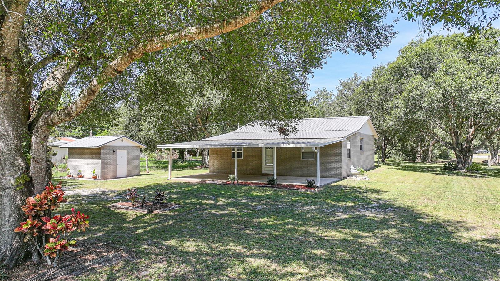 5549 SW SHORES AVE Property Photo 1