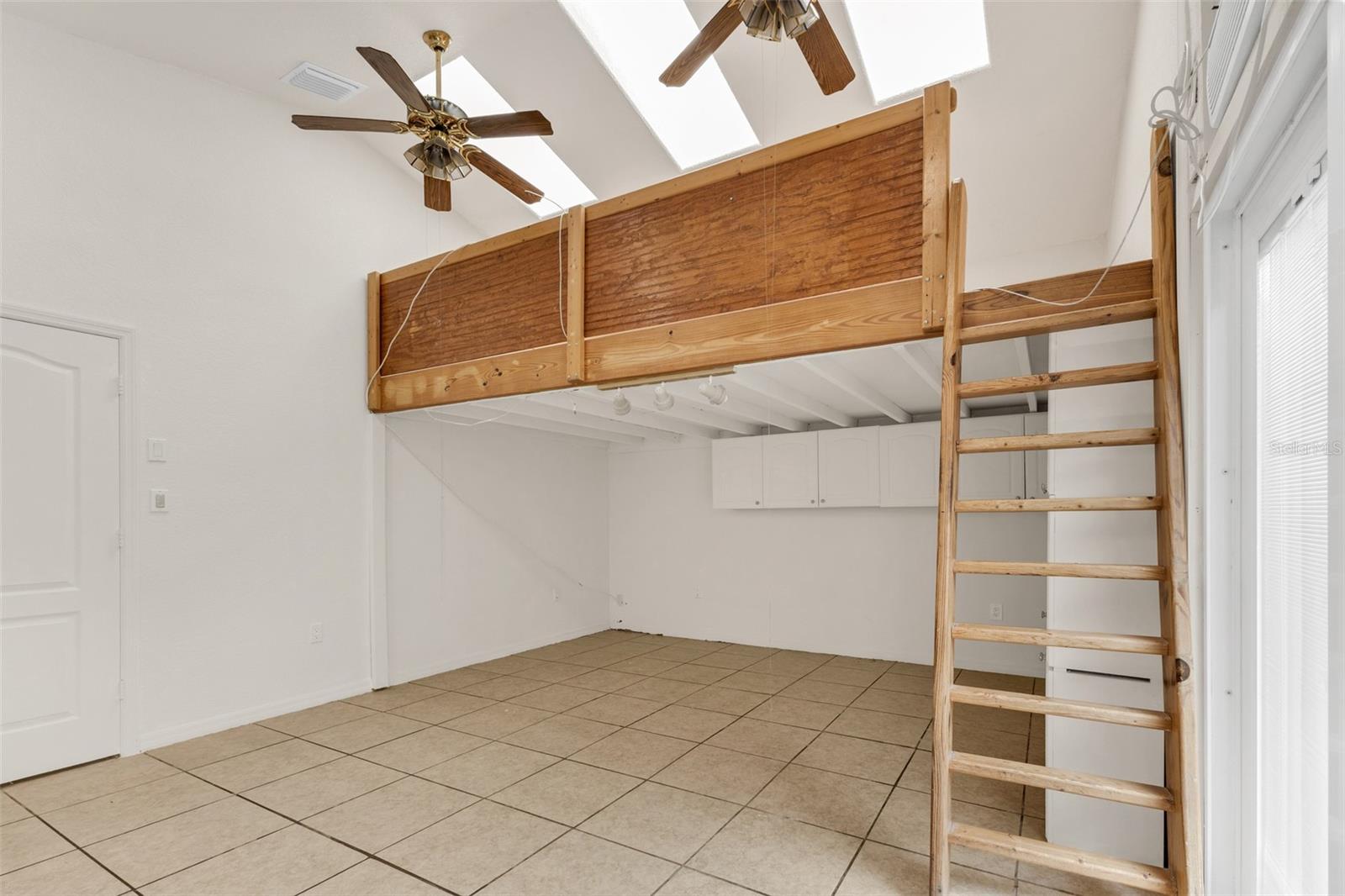 4056 Gingold St Property Photo 33