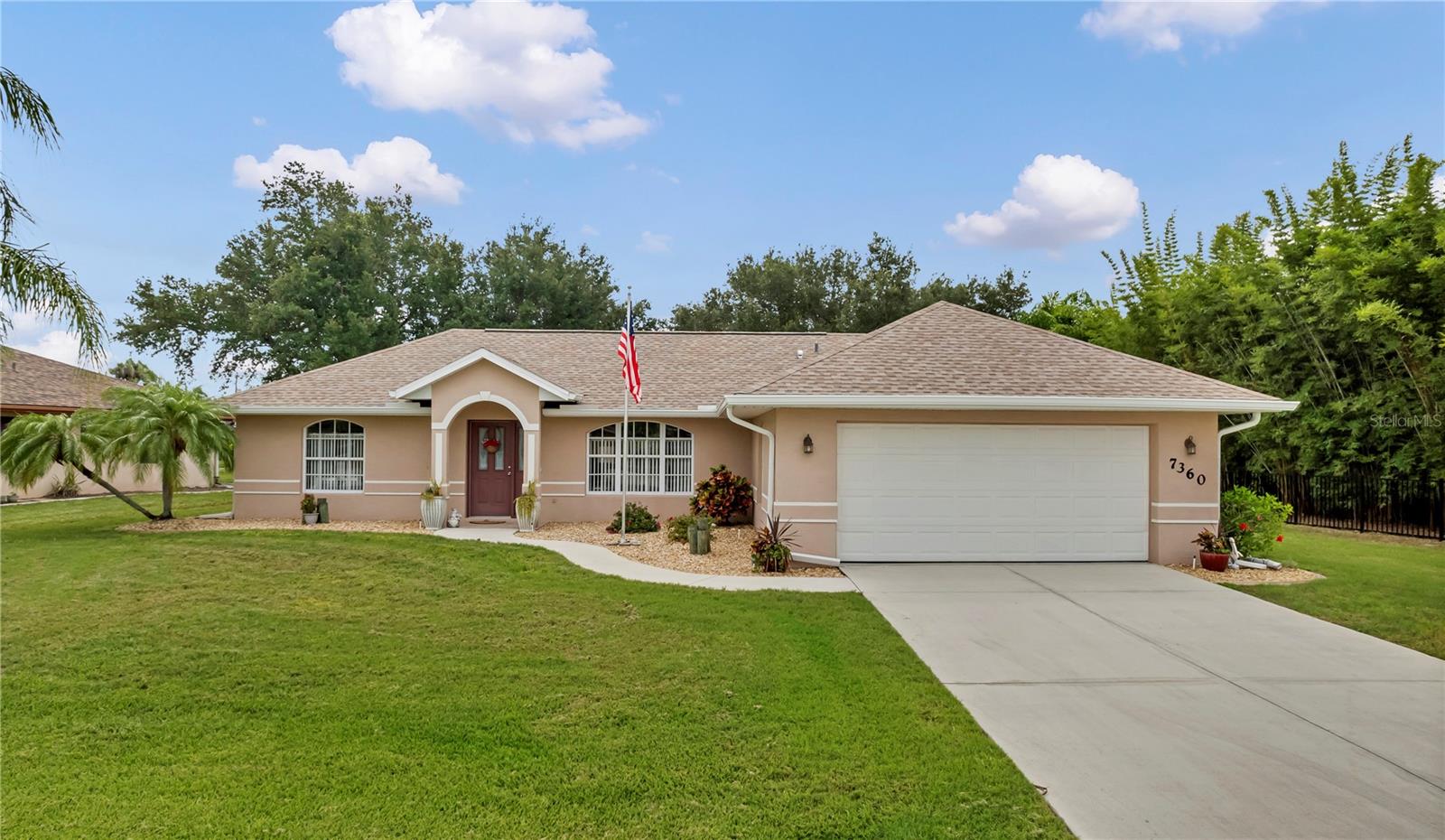7360 N Ficus Tree Property Photo 1