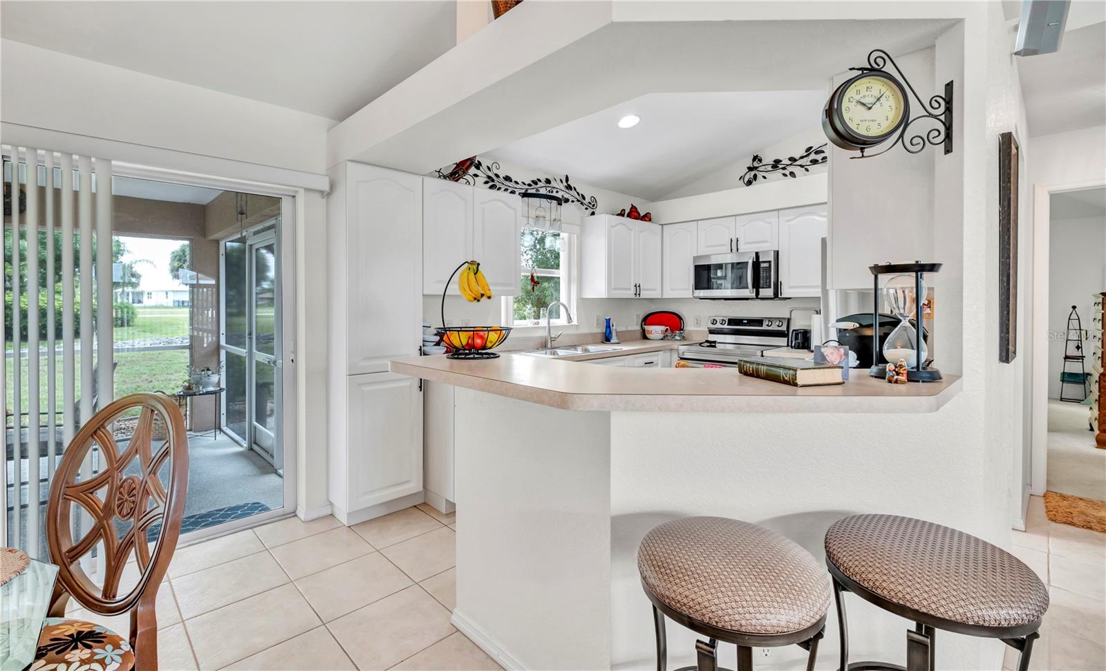 7360 N Ficus Tree Property Photo 4