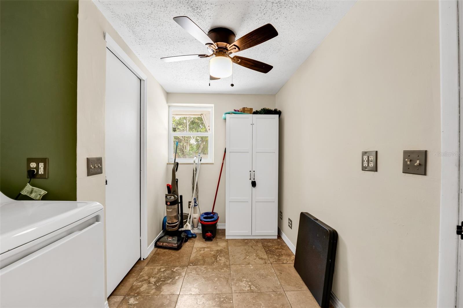1664 Lakeview Pl Property Photo 23