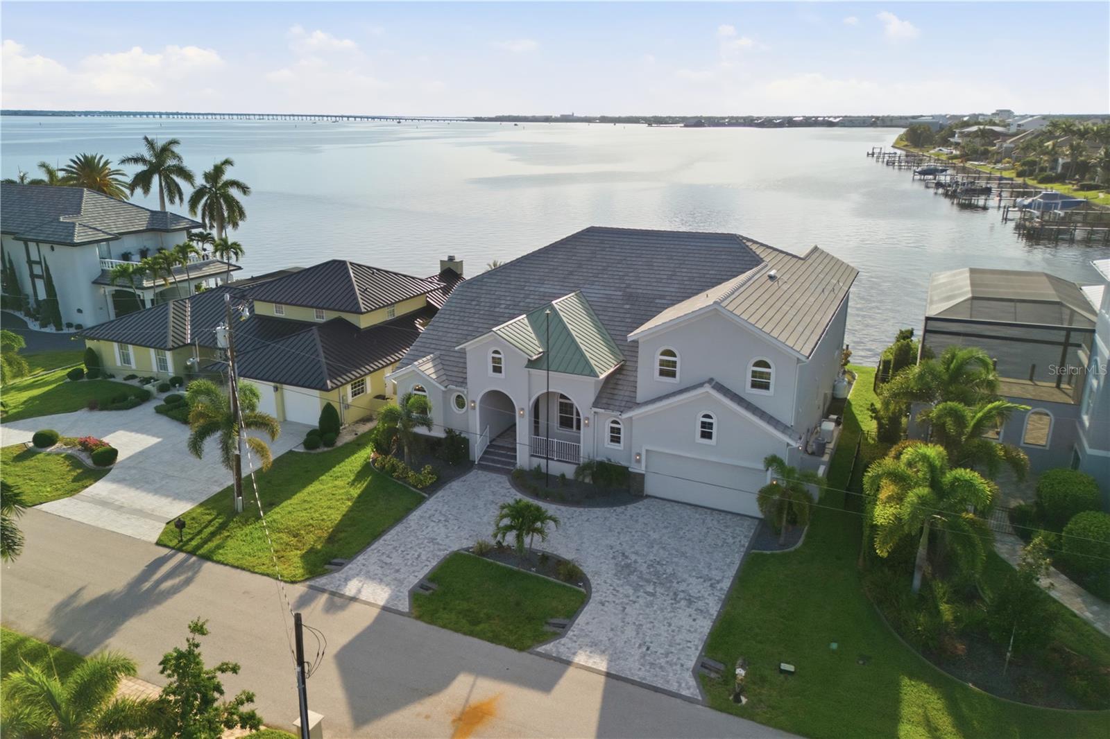 2139 Palm Tree Dr Property Photo 1