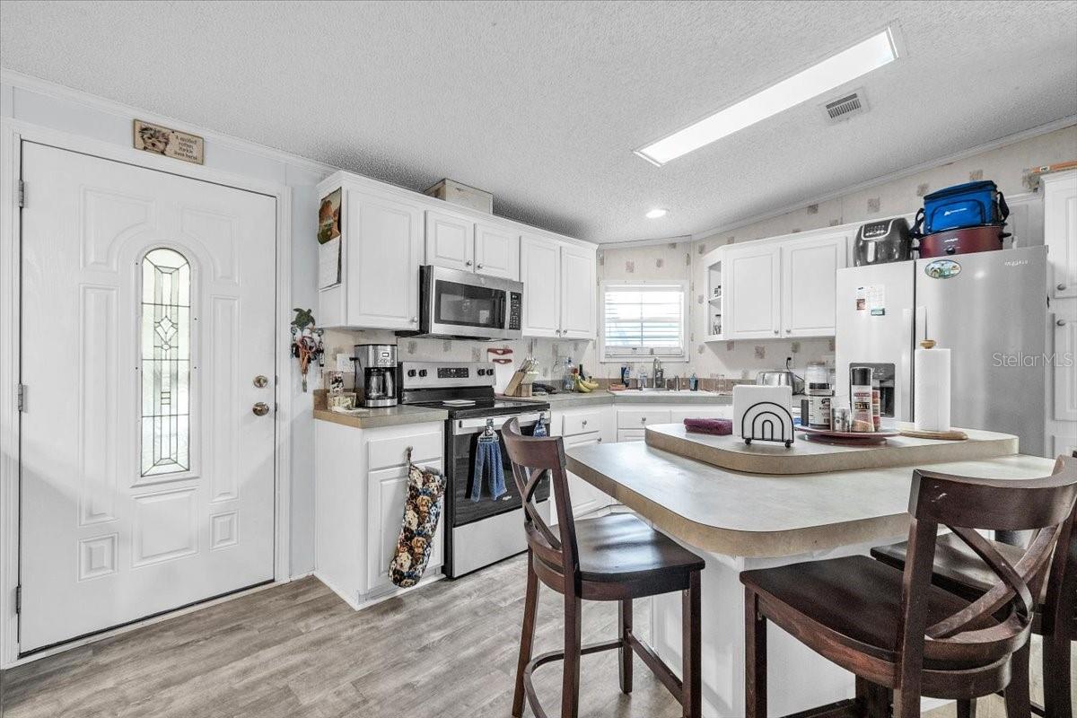 6801 Bernadean Blvd Property Photo 2